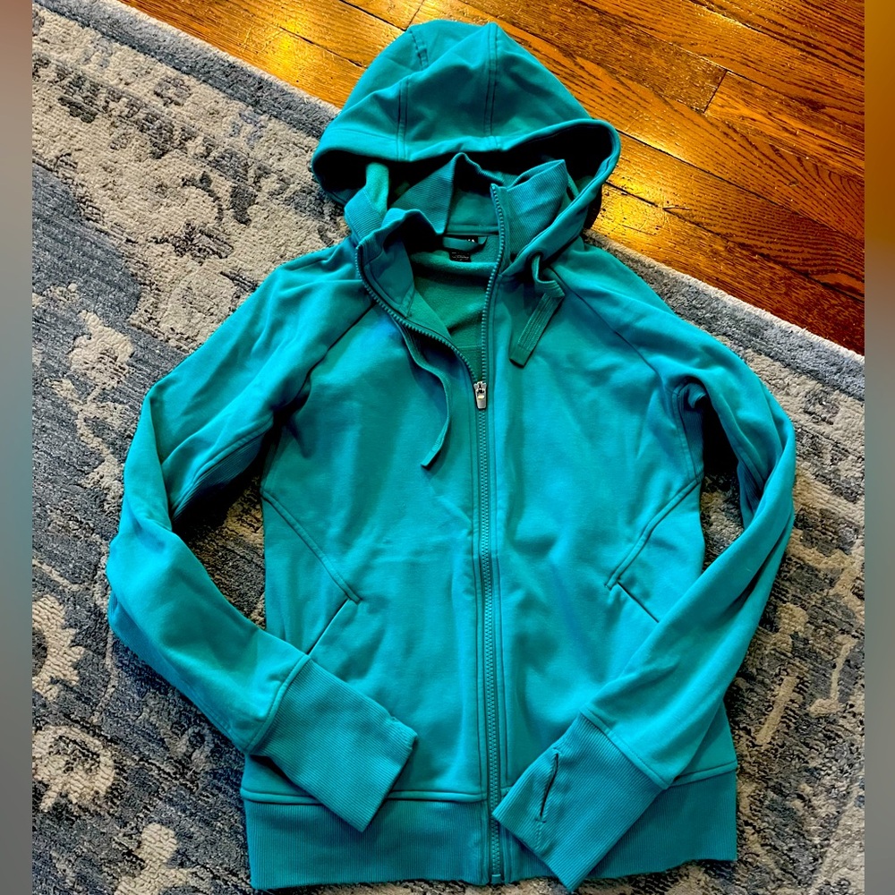 Athleta Triumph hoodie size small. VGUC. So warm and soft!